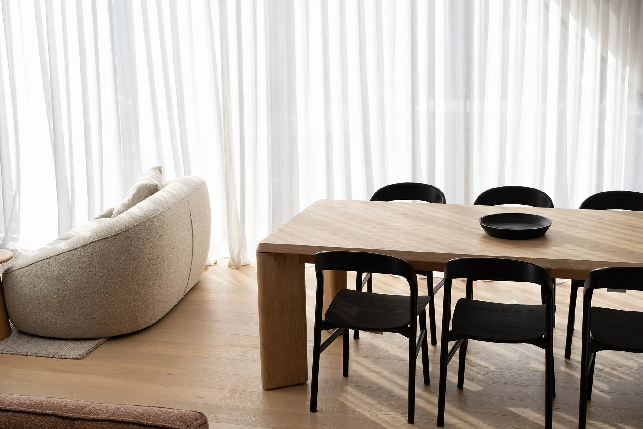 Niko Oak Dining Table - Image 2