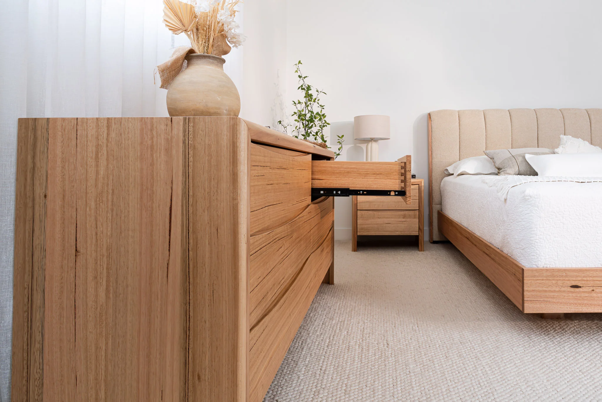 Yakka Cloud Tasmanian Oak Feature Grade Dresser - Image 6