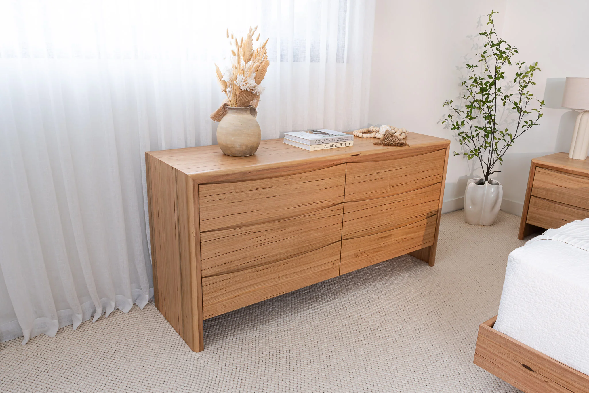 Yakka Cloud Tasmanian Oak Feature Grade Dresser - Image 8